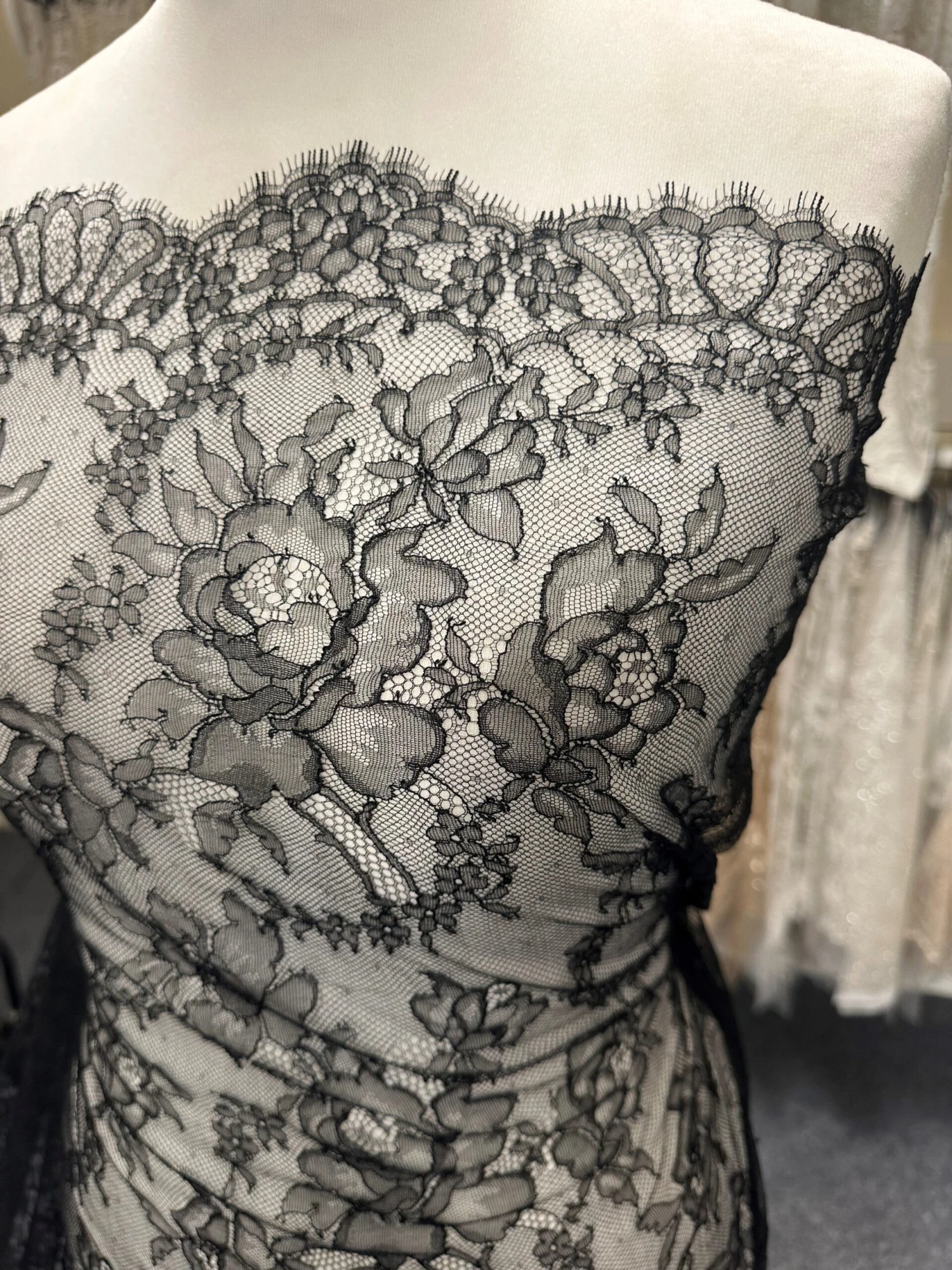 Black Chantilly Lace - Rolande 4 Black Chantilly Lace - Rolande - Image 4